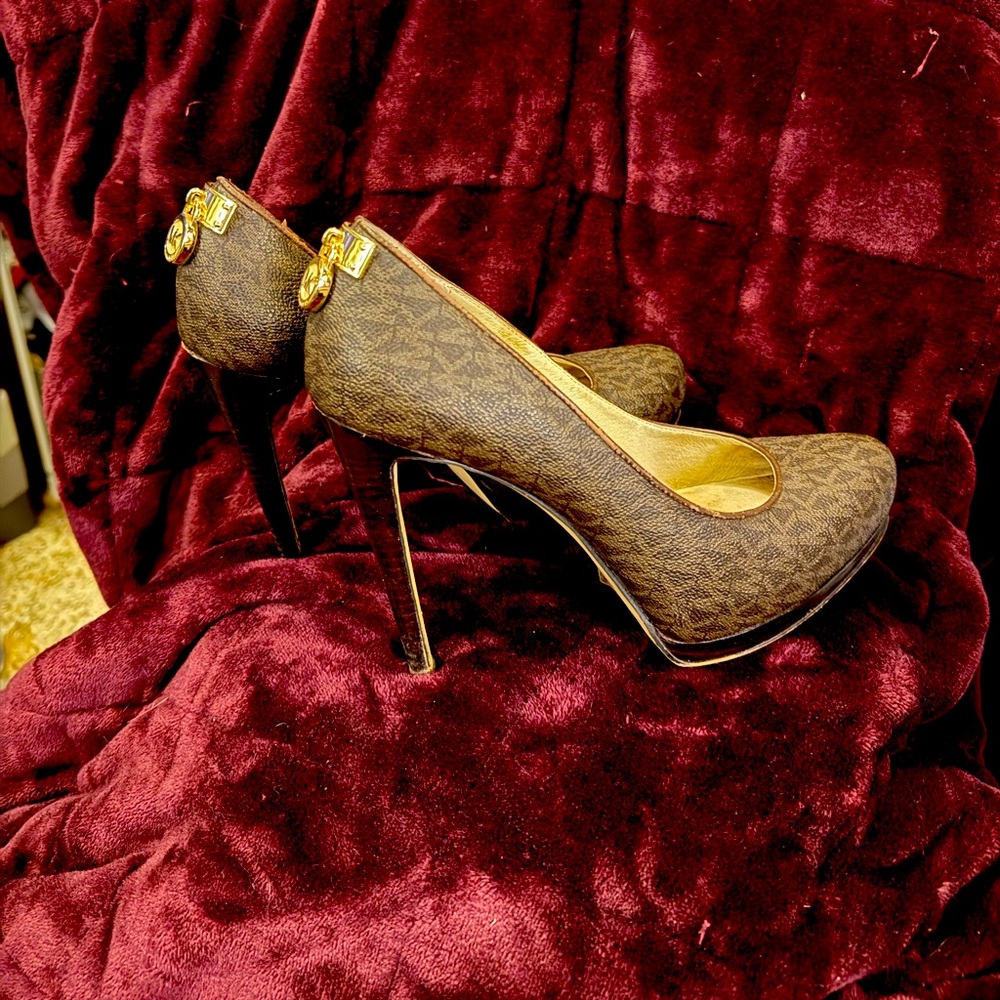 Michael Kors Signature Platform Pumps